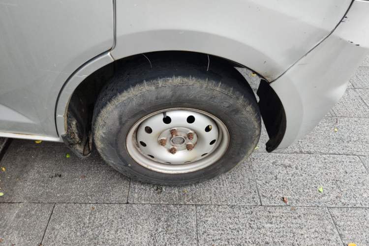 Used CHANGAN KAICHENG Ruixing M80 2019 1.5L Base Version 4-Seater Single-Steamed Air Conditioning China VI Standard Flat Roof with Lift-Up Rear Door DAM15KR Right Front Wheel Hub