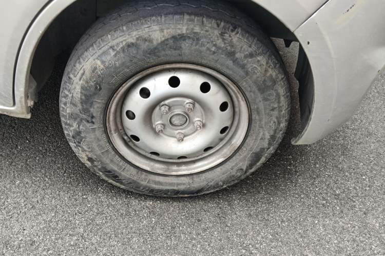 Used CHANGAN KAICHENG Ruixing M80 2019 1.5L Base Version 2-Seater Single-Steamed Air Conditioning China VI Standard Flat Roof Rear-Hinged Doors DAM15KR Right Front Wheel Hub
