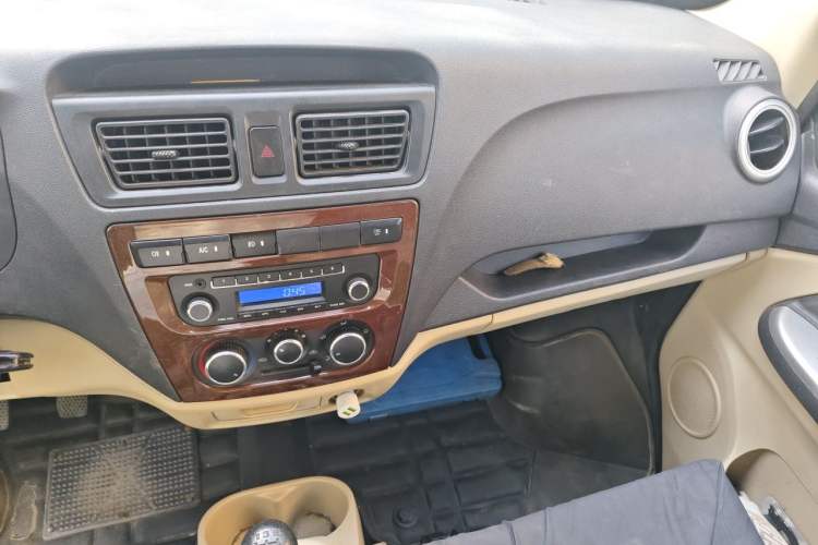 Used CHANGAN KAICHENG Ruixing M80 2020 1.6L Comfort Model China VI Standard Flat Roof Back-Hinged Doors 2 Seats CNG DAM16KRC Audio And AC Panel