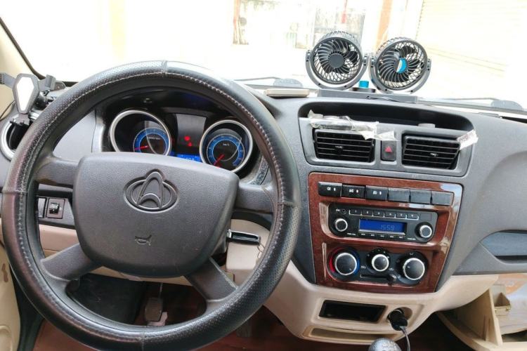 Used CHANGAN KAICHENG Ruixing M80 2021 1.6L Comfort Version 4-Seater Single-Steamed Air Conditioning China VI Standard Flat Roof with Lift-Up Rear Door – DAM16KR Center Console