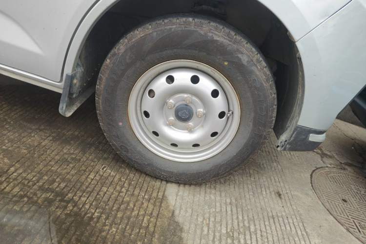 Used CHANGAN KAICHENG Ruixing M80 2021 1.6L Comfort Version 4-Seater Single-Steamed Air Conditioning China VI Standard Flat Roof with Lift-Up Rear Door – DAM16KR Right Front Wheel Hub