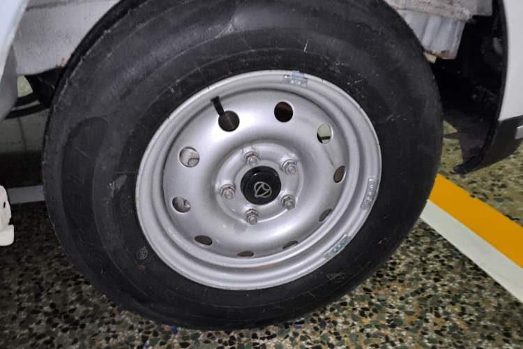 Used CHANGAN KAICHENG Ruixing M80 2021 1.6L Comfort Version 2-Seater Single-Steaming Air Conditioner China VI Standard Flat Roof Dual-Swing Doors – DAM16KR Right Front Wheel Hub
