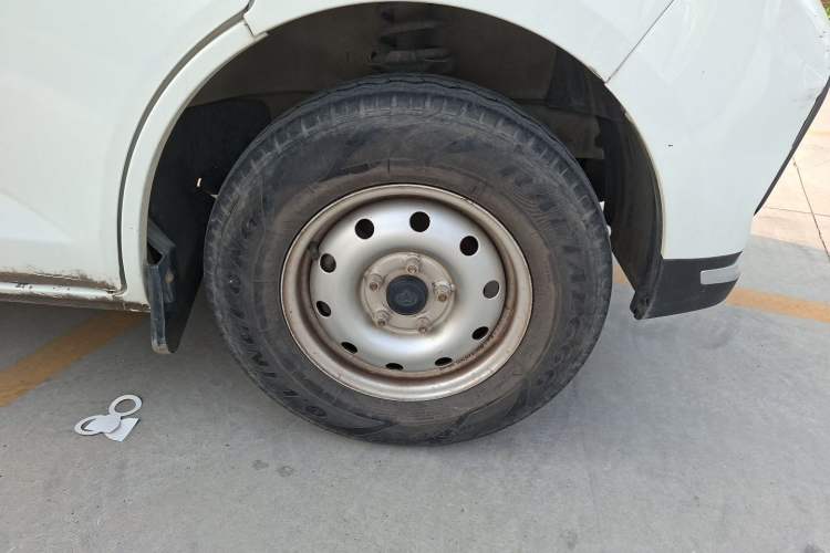Used CHANGAN KAICHENG Ruixing M80 2021 1.6L Comfort Version 2-Seater Single-Steaming Air-Conditioned China VI Standard Flat Roof with Lift-Up Rear Door DAM16KR Right Front Wheel Hub
