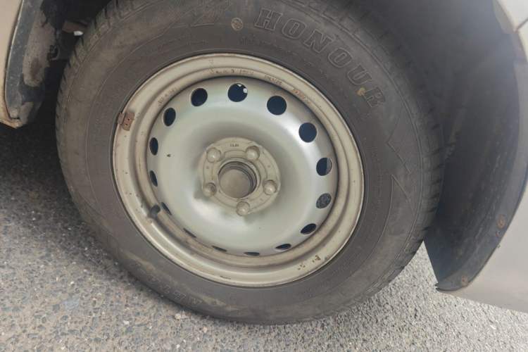 Used CHANGAN KAICHENG Ruixing M90 2016 2.0L Comfort Edition 4G94S Right Front Wheel Hub