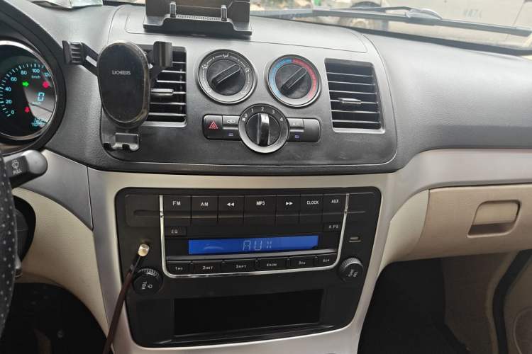 Used CHANGAN KAICHENG Ruixing M90 2017 2.0L Value Edition 6-Seater Hatchback 4G94S Audio And AC Panel
