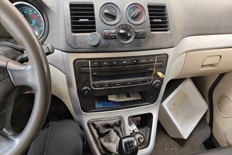 Used CHANGAN KAICHENG Ruixing M90 2017 2.0L Value Edition 6-Seater Hatchback 4G94S Audio And AC Panel