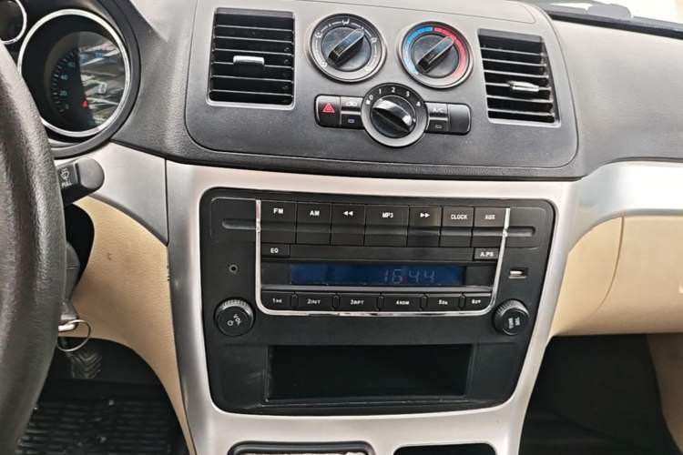 Used CHANGAN KAICHENG Ruixing M90 2017 2.0L Value Edition 6-Seater Hatchback 4G94S Audio And AC Panel
