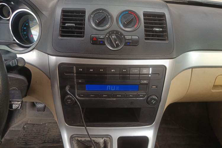Used CHANGAN KAICHENG Ruixing M90 2017 2.0L Value Edition 6-Seater Hatchback 4G94S Audio And AC Panel