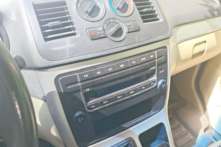 Used CHANGAN KAICHENG Ruixing M90 2017 2.0L Value Edition 6-Seater Hatchback 4G94S Audio And AC Panel