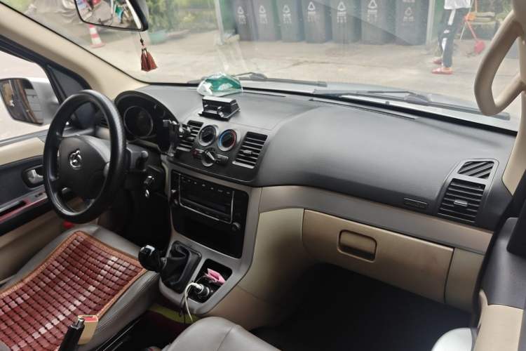 Used CHANGAN KAICHENG Ruixing M90 2017 2.0L Value Edition 6-Seater Hatchback 4G94S Center Console