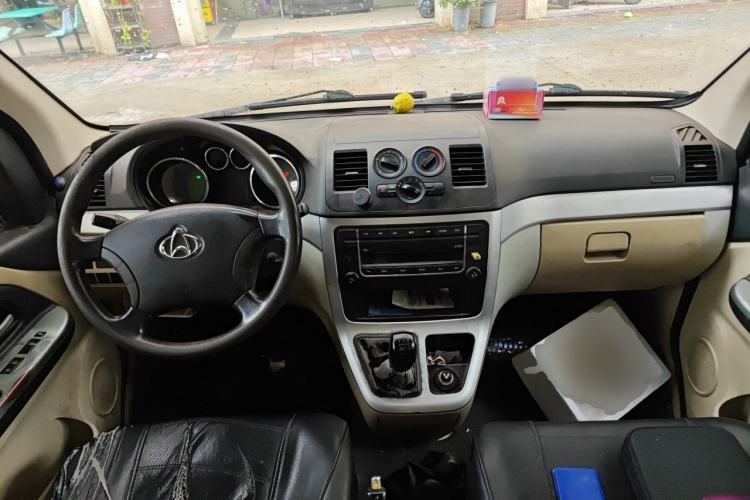 Used CHANGAN KAICHENG Ruixing M90 2017 2.0L Value Edition 6-Seater Hatchback 4G94S Center Console
