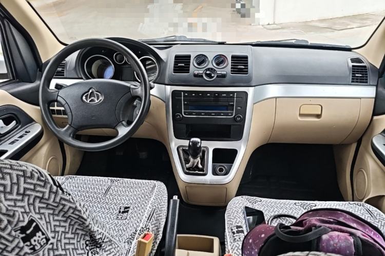 Used CHANGAN KAICHENG Ruixing M90 2017 2.0L Value Edition 6-Seater Hatchback 4G94S Center Console