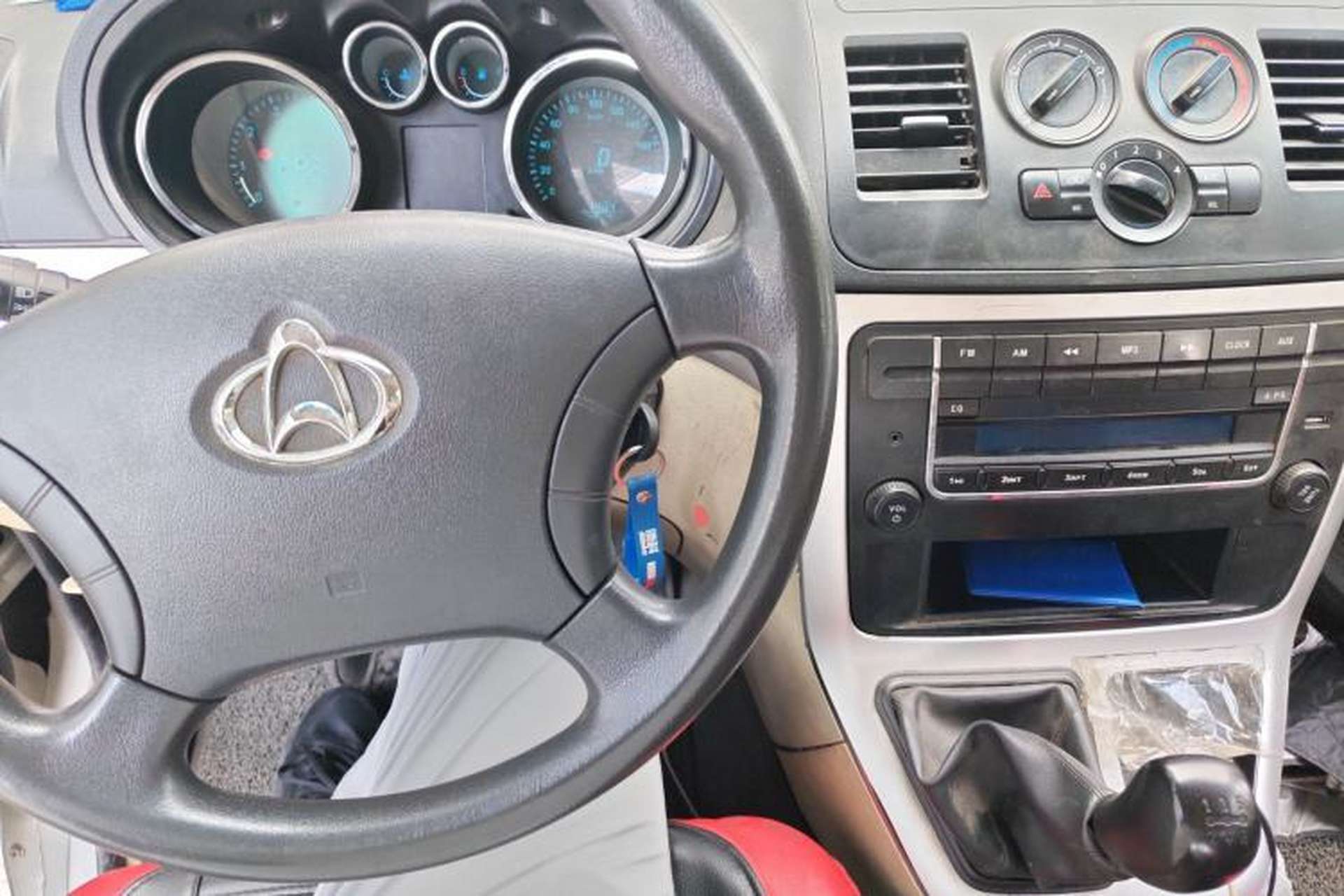 Used CHANGAN KAICHENG Ruixing M90 2017 2.0L Value Edition High-Roof 6-Seater Dual-Swing Doors 4G94S Center Console