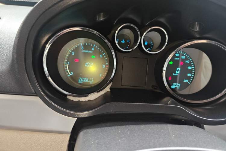 Used CHANGAN KAICHENG Ruixing M90 2017 2.0L Value Edition 6-Seater Hatchback 4G94S Odometer Close Up
