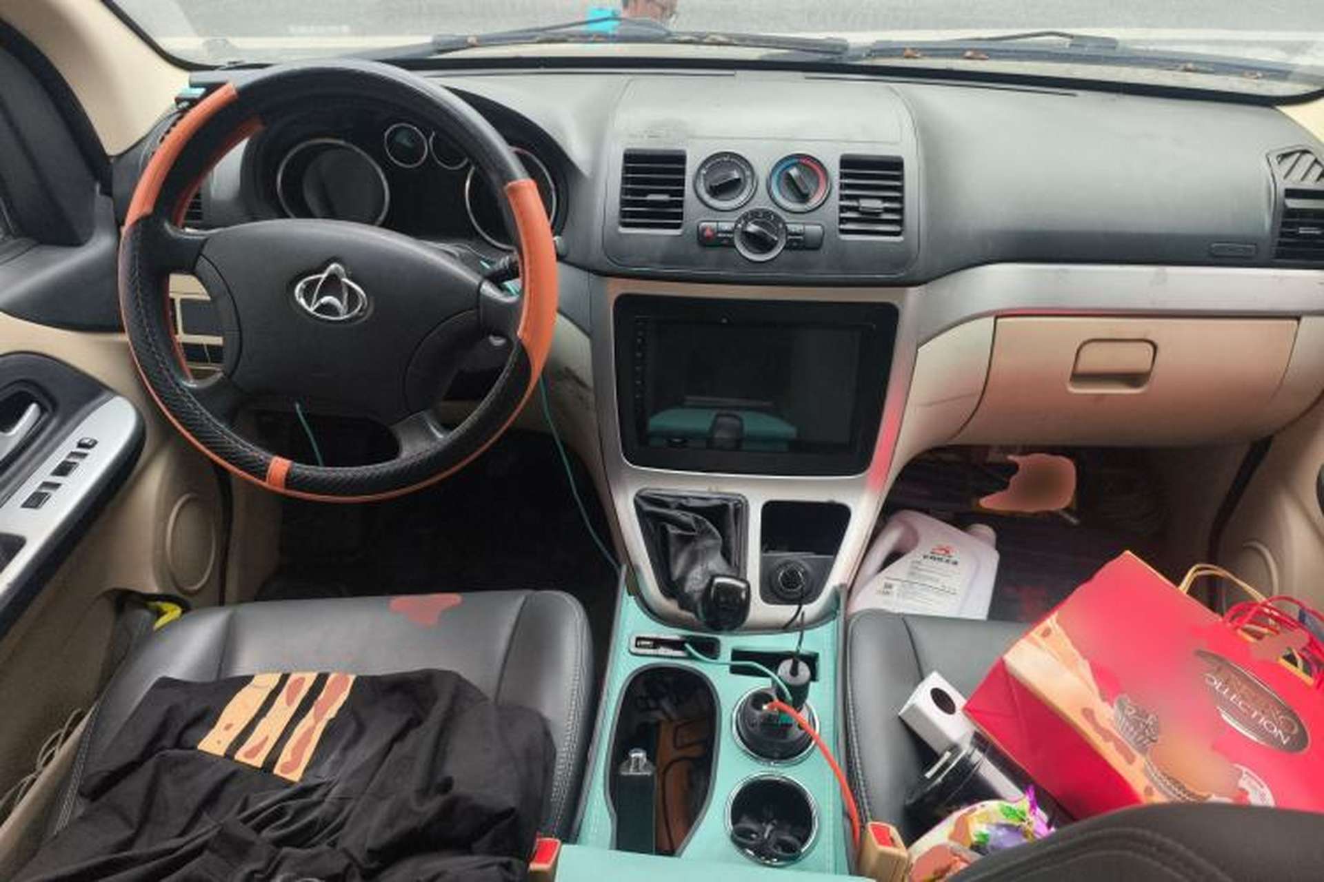 Used CHANGAN KAICHENG Ruixing M90 2018 2.0L Comfort Version Flat-Top Hatchback with 6 Seats Equipped with 4G94S Center Console