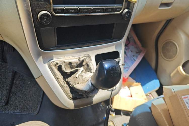 Used CHANGAN KAICHENG Ruixing M90 2018 2.0L Standard Edition Flat-Top Liftback 6-Seater 4G94S Gear Lever