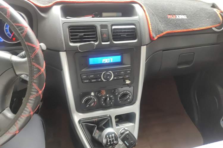 Used CHANGAN KAICHENG Ruixing M90 2018 2.0L Value-Added CNG Flat-Roof Hatchback with 6 Seats Model 4G94S Audio And AC Panel