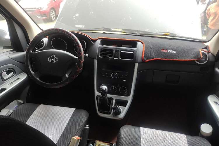 Used CHANGAN KAICHENG Ruixing M90 2018 2.0L Value-Added CNG Flat-Roof Hatchback with 6 Seats Model 4G94S Center Console