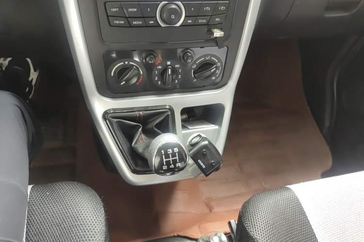 Used CHANGAN KAICHENG Ruixing M90 2018 2.0L Value-Added CNG Flat-Roof Hatchback with 6 Seats Model 4G94S Gear Lever