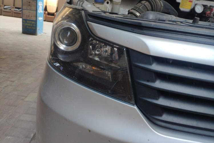 Used CHANGAN KAICHENG Ruixing M90 2018 2.0L Comfort Trim CNG Flat-Top Hatchback with 6 Seats – 4G94S Right Front Headlight