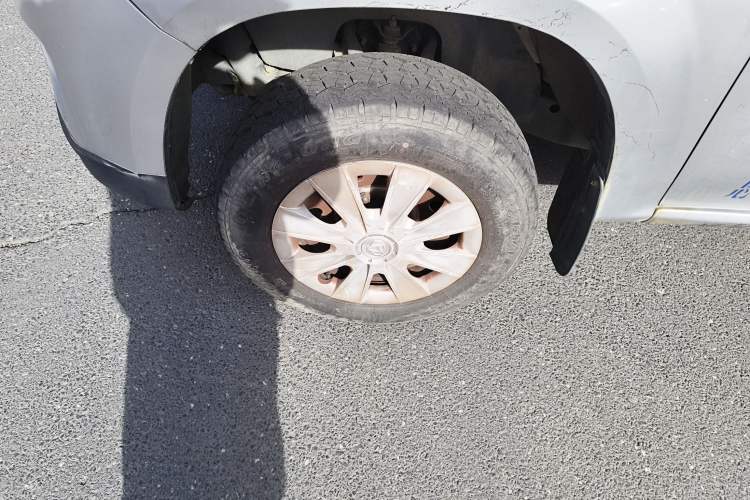 Used CHANGAN KAICHENG Shenqi F30 2016 1.5L Comfort Plus Long Wheelbase DAM15L Left Front Wheel Hub