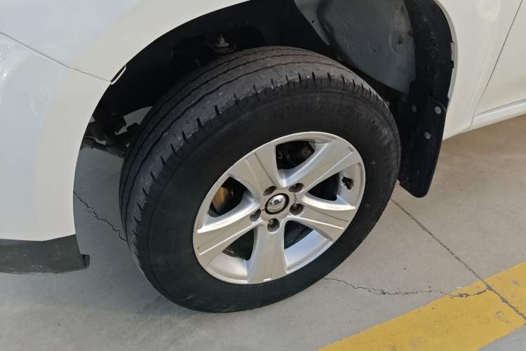 Used CHANGAN KAICHENG Shenqi F30 2018 1.5L Elite Edition Short Wheelbase DAM15L Left Front Wheel Hub