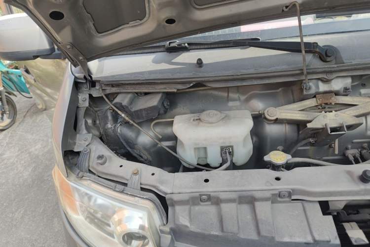 Used CHANGAN KAICHENG Taurus 2013 1.2L Standard Version Engine Bay Right
