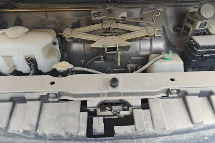 Used CHANGAN KAICHENG Taurus 2013 1.2L Standard Version Engine Bay
