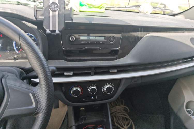 Used CHANGAN KAICHENG Xingka 2023 1.5L GDI Double-Cab 2.26m Cargo Truck – Comfort Edition Audio And AC Panel