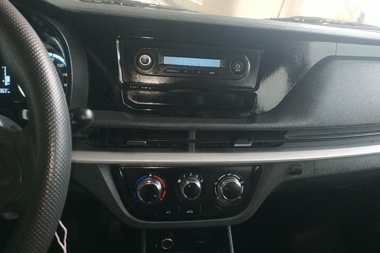 Used CHANGAN KAICHENG Xingka 2023 1.5L GDI Double-Cab 2.55m Cargo Truck – Comfort Version Audio And AC Panel