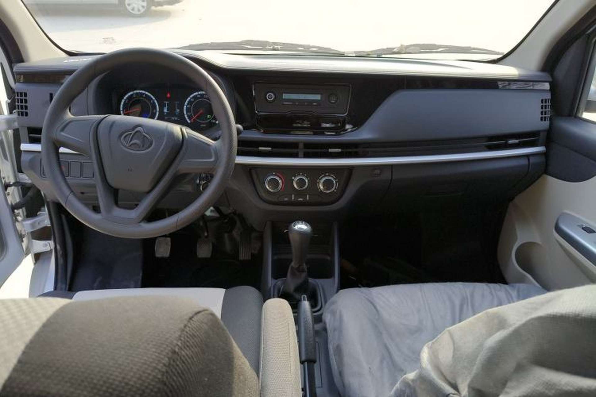 Used CHANGAN KAICHENG Xingka 2023 1.5L GDI Double-Cab 2.55m Cargo Truck – Comfort Version Center Console