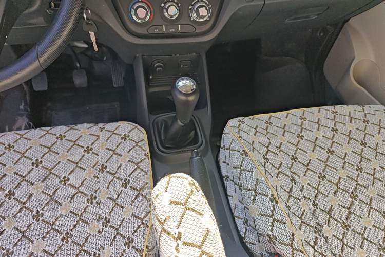 Used CHANGAN KAICHENG Xingka 2023 1.5L GDI Double-Cab 2.55m Cargo Truck – Comfort Version Gear Lever