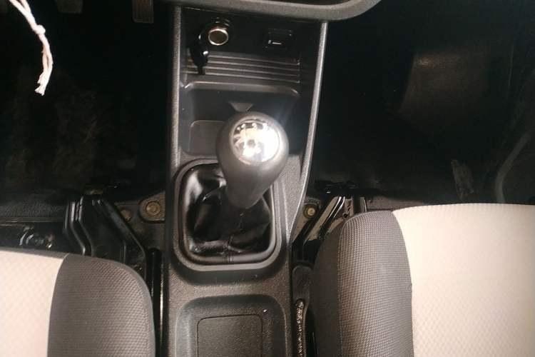 Used CHANGAN KAICHENG Xingka 2023 1.5L GDI Double-Cab 2.55m Cargo Truck – Comfort Version Gear Lever