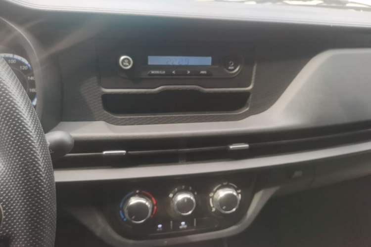 Used CHANGAN KAICHENG Xingka 2024 1.5L GDI Single-Row Long-Box Cargo Truck – Comfort Version Audio And AC Panel