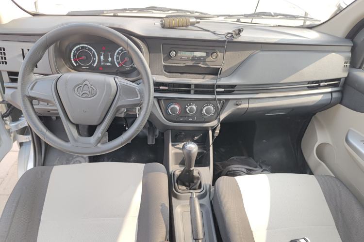 Used CHANGAN KAICHENG Xingka 2024 1.5L GDI Double-Cab Long-Box Cargo Vehicle – Comfort Edition Center Console