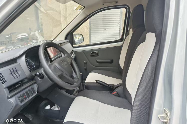 Used CHANGAN KAICHENG Xingka 2024 1.5L GDI Single-Row Long-Box Composite-Floor Cargo Van – Standard Version Interior 2