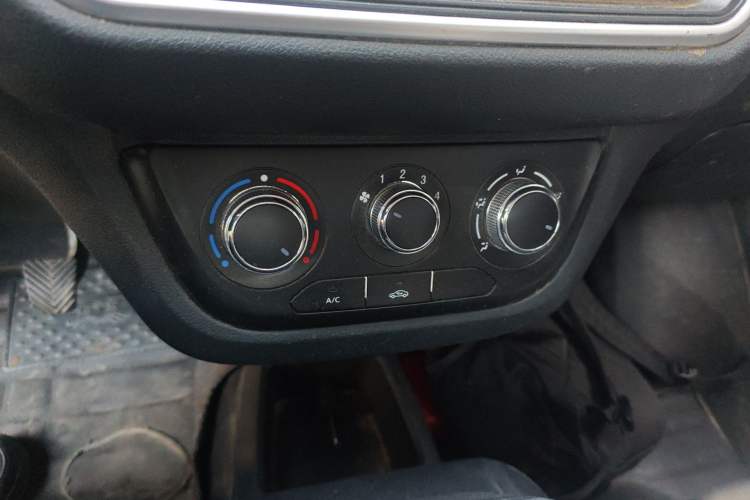 Used CHANGAN KAICHENG Xingka PLUS 2022 1.6L Comfort-Grade Air-Conditioned Single-Row Standard Vehicle DAM16KR Audio And AC Panel
