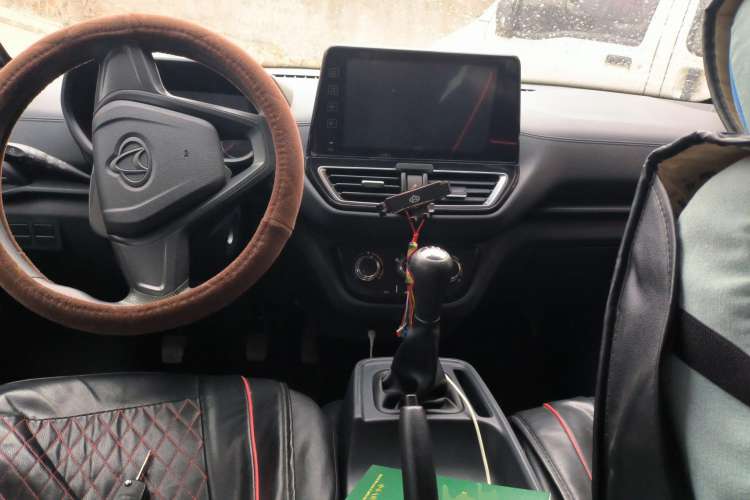 Used CHANGAN KAICHENG Xingka PLUS 2022 1.6L Luxury Edition Air-Conditioned Double-Cab Standard Vehicle DAM16KR Center Console