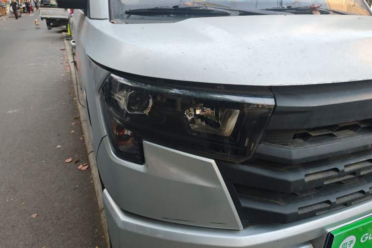 Used CHANGAN KAICHENG Xingka PLUS 2022 1.6L Comfort-Grade Air-Conditioned Single-Row Standard Vehicle DAM16KR Right Front Headlight