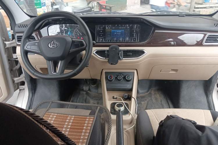Used CHANGAN KUAYUE 2021 Luxury 7-Seater Bus with Huichuan System Center Console
