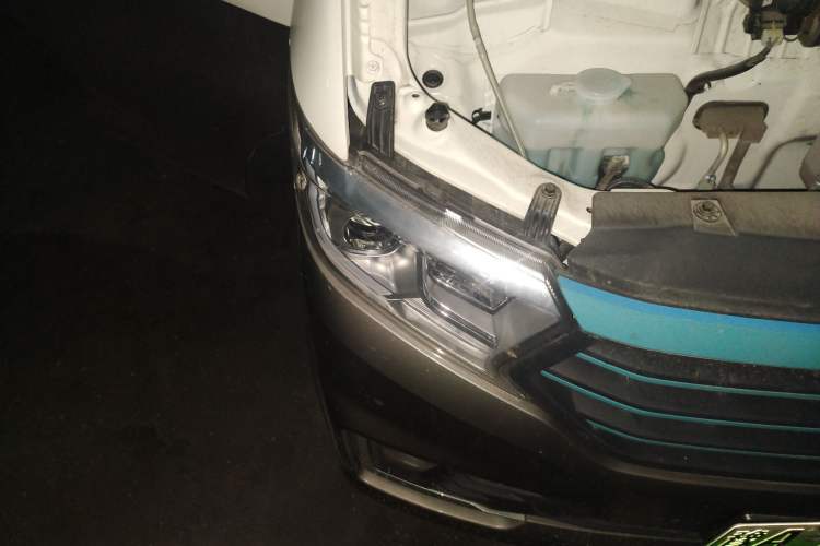 Used CHANGAN KUAYUE 2021 Luxury 6-Seater Passenger Bus with Huichuan System Right Front Headlight