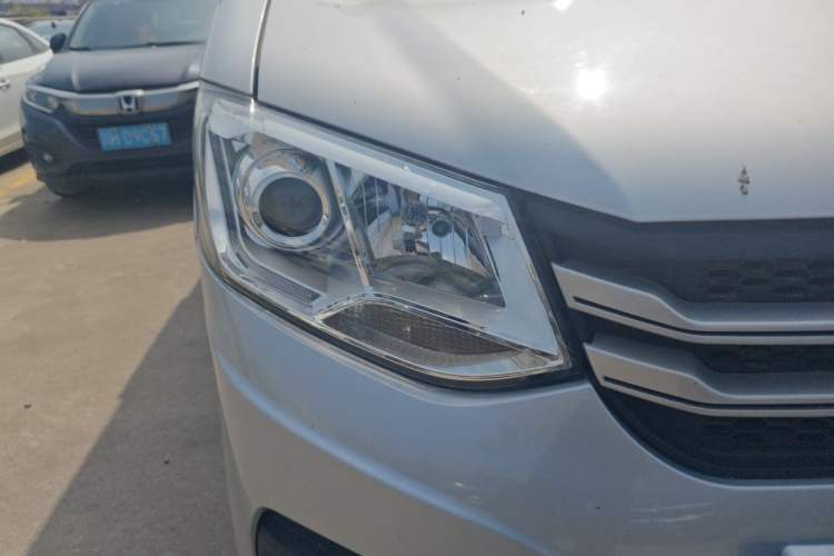 Used CHANGAN KUAYUE Wang X1 2022 1.2L Comfort-Grade Cargo Vehicle Single Cab with Dual Rear Wheels 2990 mm Wheelbase 3.05-Meter Length LJ469Q-AEB Right Front Headlight
