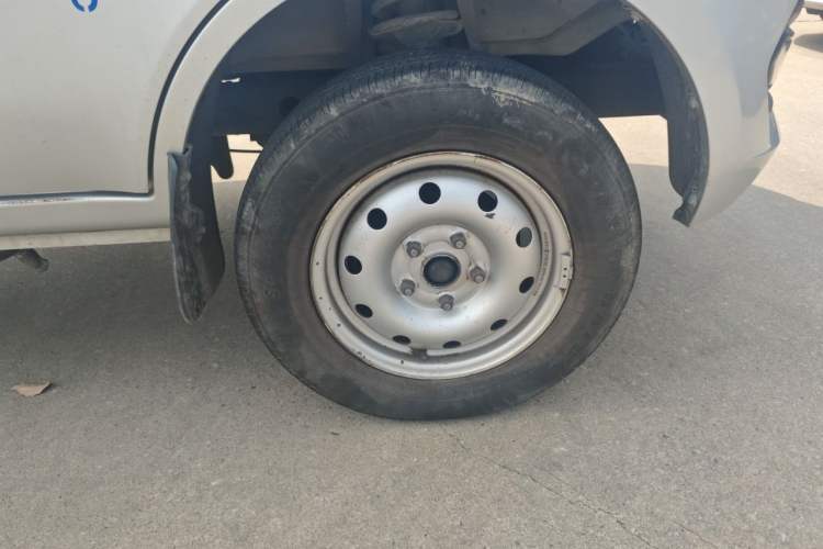Used CHANGAN KUAYUE Wang X1 2022 1.2L Comfort-Grade Cargo Vehicle Single Cab with Dual Rear Wheels 2990 mm Wheelbase 3.05-Meter Length LJ469Q-AEB Right Front Wheel Hub