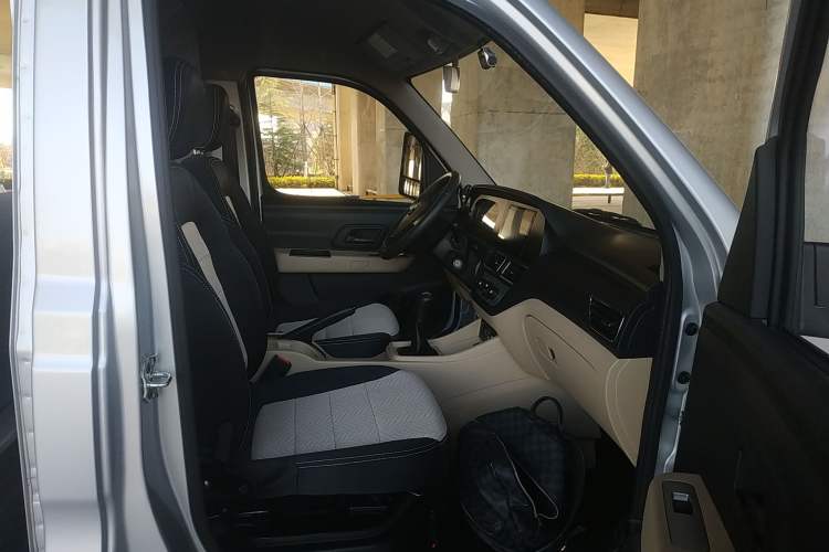 Used CHANGAN KUAYUE Wang X3 2022 1.6L Flagship PLUS Cargo Truck Single Cab with Dual Rear Wheels 3400 mm Wheelbase 3.3-Meter Length DAM16KR Right Front Seat