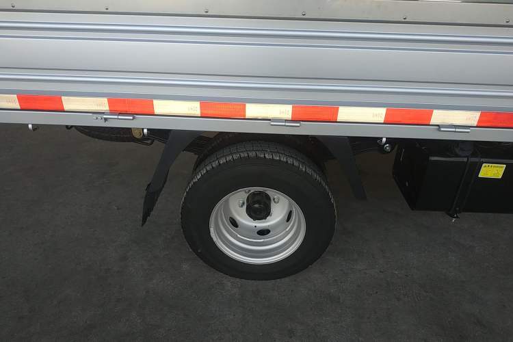 Used CHANGAN KUAYUE Wang X3 2022 1.6L Flagship PLUS Cargo Truck Single Cab with Dual Rear Wheels 3400 mm Wheelbase 3.3-Meter Length DAM16KR Right Rear Wheel Hub
