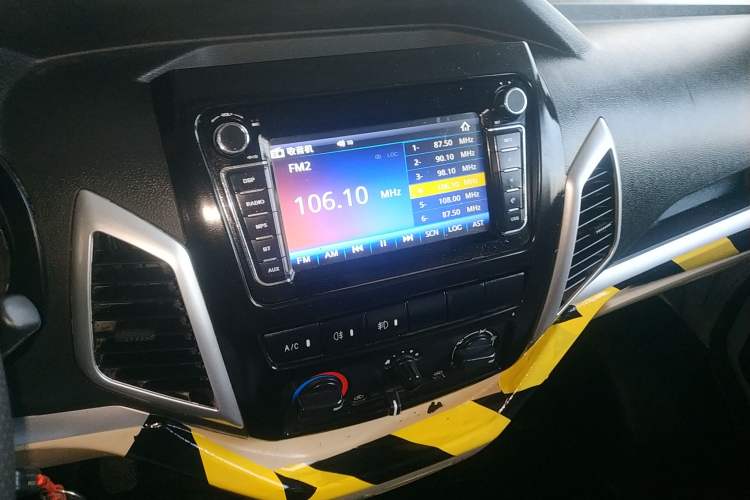 Used CHANGAN KUAYUE Wang X5 2018 1.5L PLUS Mid-Range Single-Cab with Dual Rear Wheels and Standard Cargo Bed DK15C Audio And AC Panel