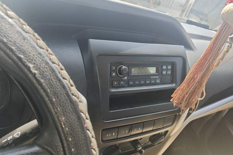 Used CHANGAN KUAYUE Wang X5 2021 1.6L Gasoline Comfort Edition Double Cab with Dual Rear Wheels 2850mm Cargo Bed DAM16KR Audio And AC Panel