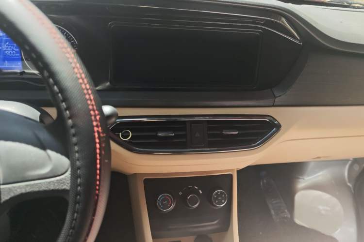 Used CHANGAN KUAYUE Xing V3 2023 1.5L Gasoline Comfort Edition 5-Seat Passenger Vehicle Audio And AC Panel