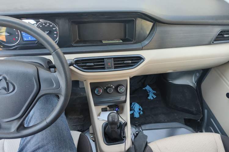 Used CHANGAN KUAYUE Xing V3 2023 1.5L Gasoline Comfort Edition 5-Seat Passenger Vehicle Audio And AC Panel