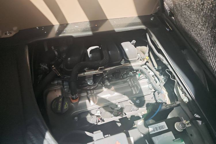 Used CHANGAN KUAYUE Xing V3 2023 1.5L Gasoline Comfort Edition 5-Seat Passenger Vehicle Engine Bay